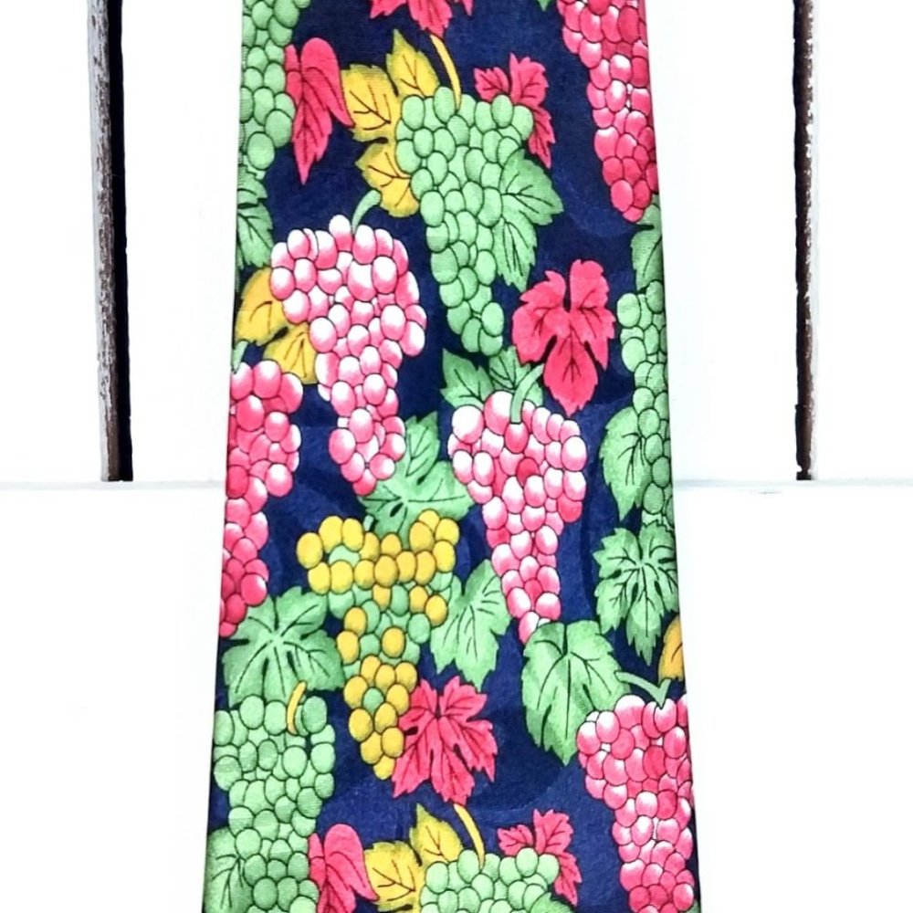 Vintage wine/grapevine necktie - Picture 2 of 4